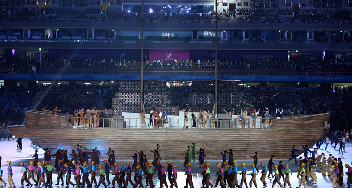 A huge ship looms on stage, manifesting, 'the reunion of the Asian people and Asia in unity.' 