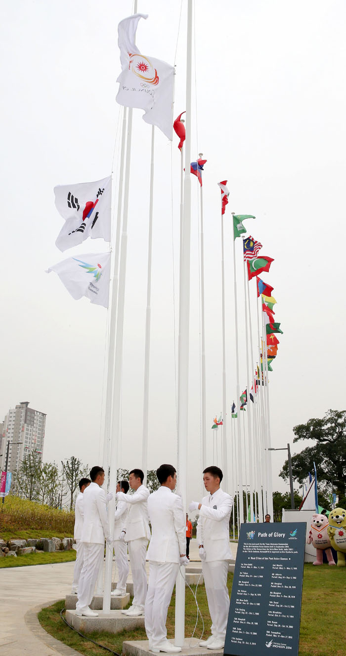 인천아시아경기대회 선수촌 개촌식에서 기수단이 대회기를 게양하고 있다.