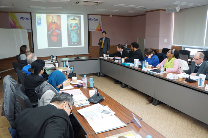 Workshop participants listen to an explanation of the historical background of Oriental medicine in Korea.