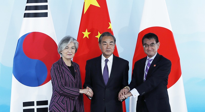 Foreign Minister Kang Kyung-wha (left), Chinese Foreign Minister Wang Yi (middle) and Japanese Foreign Minister Taro Kono on Aug. 21 pose for photos ahead of their trilateral talks at Gubei Water Town in Beijing, China. (Yonhap News)