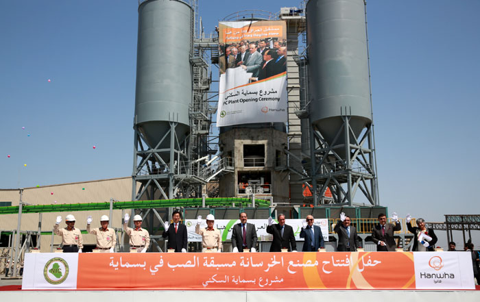 Iraqi Prime Minister Nouri al-Maliki (center), high-ranking Iraqi officials, the Korean Ambassador to Iraq, Cho Jung-won, and representatives from Hanwha E&C celebrate the completion of the precast concrete plant in Bismayah, Iraq, on April 16, 2014. (photo courtesy of Hanwha E&C)