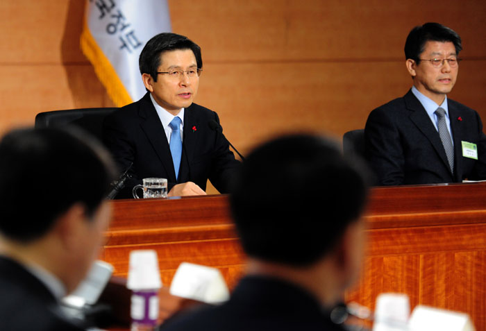 Acting President Hwang Kyo-ahn (left) calls for government ministries to work hard for the stability of people's livelihoods and for public safety, during a government policy briefing at Government Complex-Seoul on Jan. 11.