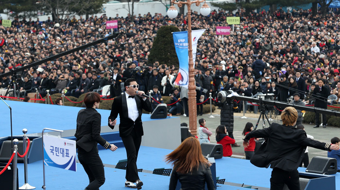 Superstar PSY sings and dances to “Gangnam Style” at the inauguration ceremony of President Park Geun-hye on February 25 (photo: Jeon Han).