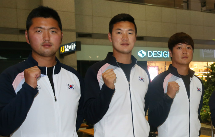 From left: South Korean archers Kim Woo-jin, Ku Bon-chan and Lee Seung-yun pose for pictures at Incheon International Airport on June 21, 2016, after winning the team gold medal at the Archery World Cup in Anyalya, Turkey. (Yonhap)