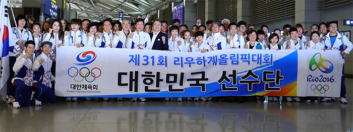 Members of the South Korean delegation to the 2016 Rio de Janeiro Summer Olympics pose for photos at Incheon International Airport on July 26, 2016, before departing for Rio. (Yonhap)