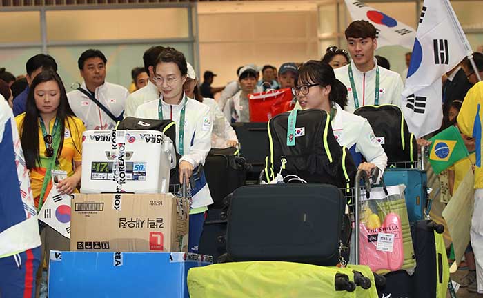 South Korean athletes for the Rio de Janeiro Summer Olympic Games arrive at Galeao International Airport in Rio de Janeiro, Brazil, on July 27, 2016. (Yonhap)