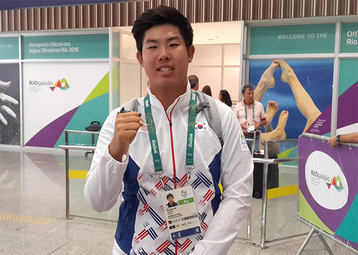 South Korean Olympic golfer An Byeong-hun poses for a photo after arriving at Galeao International Airport in Rio de Janeiro on Aug. 8, 2016. (Yonhap)