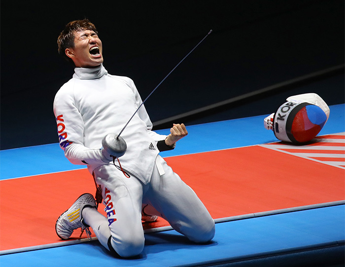 South Korean fencer Park Sang-young celebrates his victory over Geza Imre of Hungary in the final of the men's individual epee at the Rio de Janeiro Olympics on Aug. 9, 2016. (Yonhap)