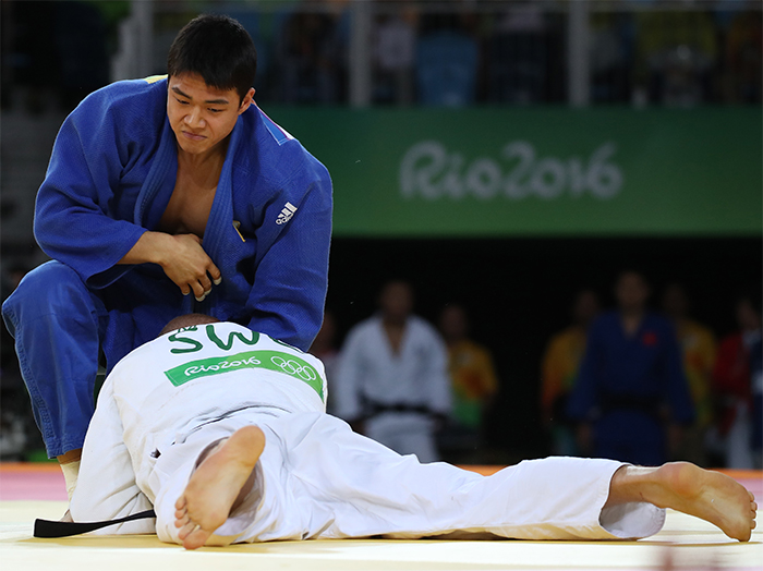 South Korean judoka Gwak Dong-han (in blue) clinches a victory over Marcus Nyman of Sweden in the bronze medal contest in the men's -90kg at the Rio de Janeiro Olympics on Aug. 10, 2016. (Yonhap)