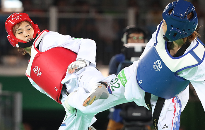 Kim So-hui of South Korea (L) lands a kick on Tijana Bogdanovic of Serbia during the final of the women's -49kg taekwondo event at the Rio de Janeiro Olympics on Aug. 17, 2016. (Yonhap)