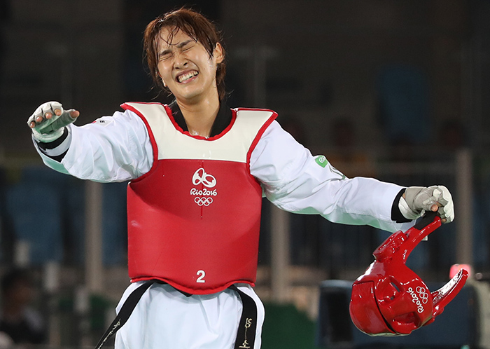 South Korea's Kim So-hui celebrates her gold medal in the women's -49kg taekwondo event at the Rio de Janeiro Olympics on Aug. 17, 2016. (Yonhap)