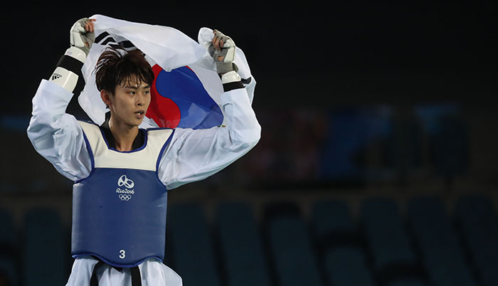 Kim Tae-hun of South Korea celebrates his victory in the men's -58kg taekwondo bronze medal match at the Rio de Janeiro Olympics on Aug. 17, 2016. (Yonhap)