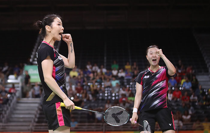 South Korean badminton players Jung Kyung-eun (L) and Shin Seung-chan celebrate a point during their bronze medal match in the women's doubles at the Rio de Janeiro Olympics on Aug. 18, 2016. (Yonhap)