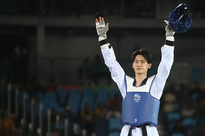 South Korea's Lee Dae-hoon celebrates his bronze medal in the men's -68kg taekwondo at the Rio de Janeiro Olympics on Aug. 18, 2016. (Yonhap)