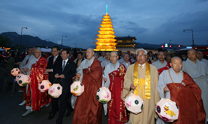 Buddhist monks, leaders from other religious groups and Seoul Mayor Park Won-soon walk through Gwanghwamun Square while holding lotus lanterns on April 29.