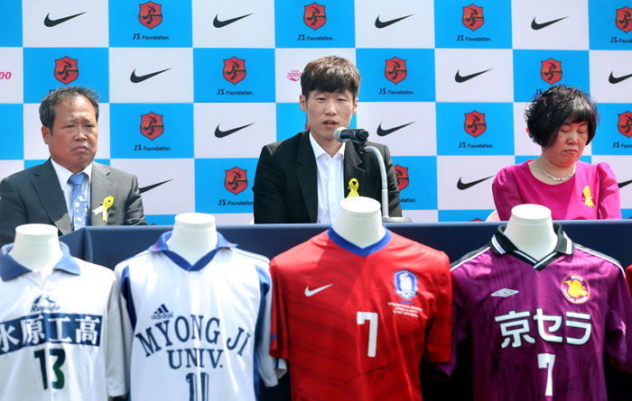 Park Ji-sung (center) announces his retirement during a press conference on May 14. (photo: Yonhap News)