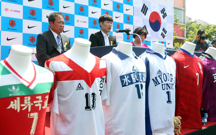 The uniforms Park Ji-sung wore throughout his career are on display in front of him. (photo: Yonhap News)