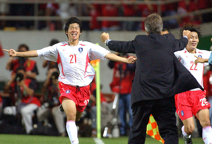 Park Ji-sung (left) runs to celebrate with Korean national team coach Guus Hiddink after scoring a winning goal in the group match between Korea and Portugal during the Korea-Japan FIFA World Cup 2002. (photo: Yonhap News)