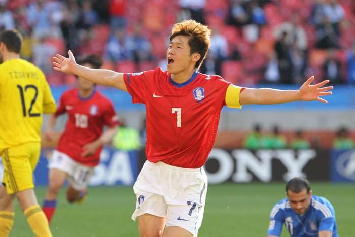 Park Ji-sung (center) celebrates after scoring the goal which eliminated Greece in round one of the 2010 FIFA World Cup. (photo: Yonhap News)