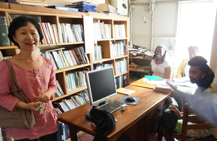 Maria Park (left) and students of the Africa Institute of Music. (photo courtesy of the Beautiful Mind Charity)