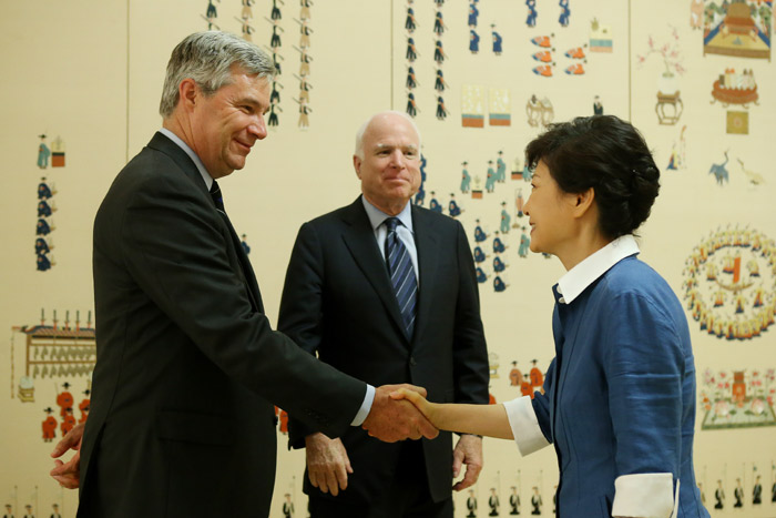 President Park (right) shakes hands with Senator Sheldon Whitehouse (photo: Cheong Wa Dae).