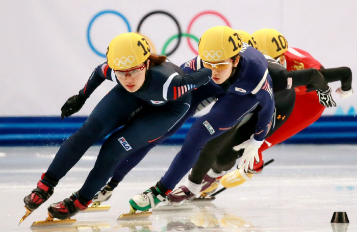 Short track skater Park Seung-hi (left) leads the pack in the ladies’ 1,000-meter race on February 22. (photo: Yonhap News)