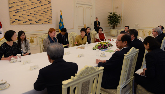 President Park Geun-hye (center) speaks at a meeting with high-ranking officials from overseas on March 26 at Cheong Wa Dae (photo: Cheong Wa Dae).