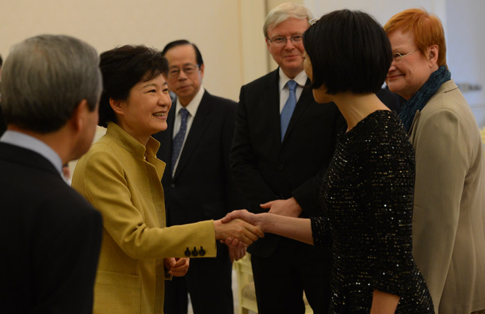President Park Geun-hye (second from left) shakes hands with French Minister Fleur Pellerin on March 26 at Cheong Wa Dae (photo: Cheong Wa Dae).
