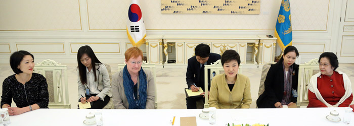 President Park Geun-hye greets high-ranking overseas officials on March 26 at Cheong Wa Dae (from left): Korean-born French Minister Fleur Pellerin, former Finnish President Tarja Halonen, President Park, and former Indonesian President Megawati Sukarnoputri (photo: Yonhap News).