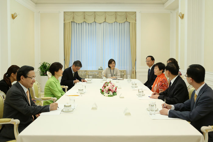 President Park (second from left) talks with Li Xiaolin, president of the Chinese People's Association for Friendship with Foreign Countries, at Cheong Wa Dae on July 23 (photo: Cheong Wa Dae).