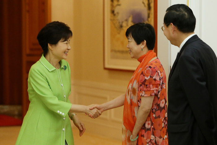 President Park Geun-hye (left) shakes hands with Li Xiaolin, president of the Chinese People's Association for Friendship with Foreign Countries, at Cheong Wa Dae on July 23 (photo: Cheong Wa Dae).