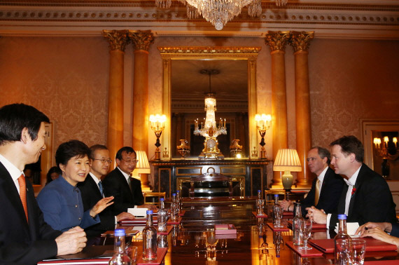 President Park Geun-hye (second from left) holds a meeting with the leader of the Liberal Democrats Nick Clegg in London on November 5. (Photo: Cheong Wa Dae)