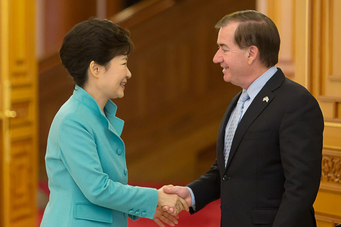 President Park Geun-hye (left) shakes hands with U.S. Congressman Ed Royce (R-Calif.), chairman of the House Committee on Foreign Affairs, at Cheong Wa Dae on February 18. (photo: Cheong Wa Dae)