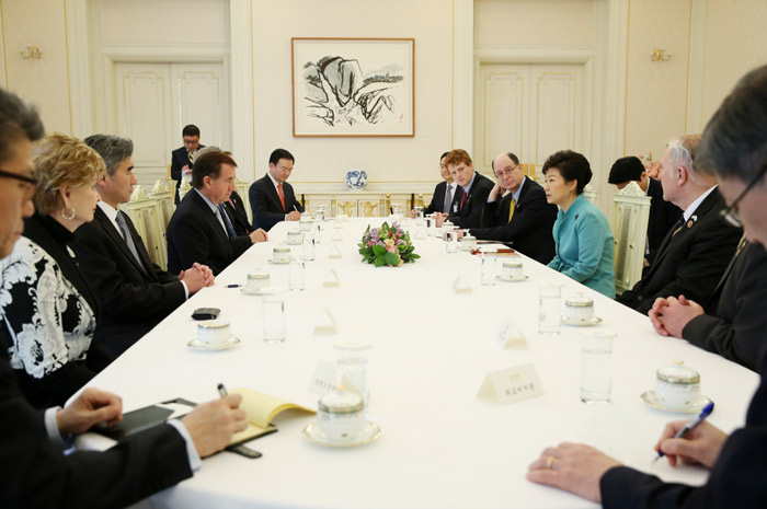 President Park Geun-hye (fourth from right) holds talks with U.S. Congressman Ed Royce (R-Calif.), chairman of the House Committee on Foreign Affairs, and a delegation of U.S. representatives at Cheong Wa Dae on February 18. (photo: Cheong Wa Dae)