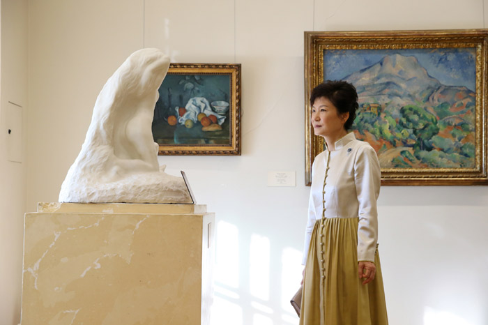 President Park Geun-hye admires a sculpture in Russia’s State Hermitage Museum on September 7 (photo: Cheong Wa Dae).