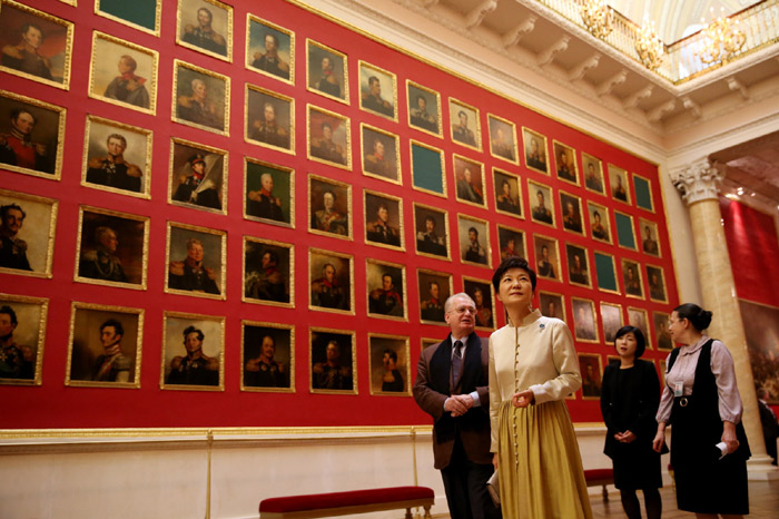President Park Geun-hye (right) looks around the State Hermitage Museum of Russia on September 7 (photo: Cheong Wa Dae).