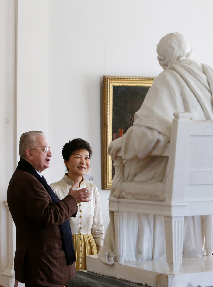 President Park Geun-hye (right) looks at a sculpture in the State Hermitage Museum of Russia with the museum’s director Boris Borisovich Piotrovski on September 7 (photo: Cheong Wa Dae).