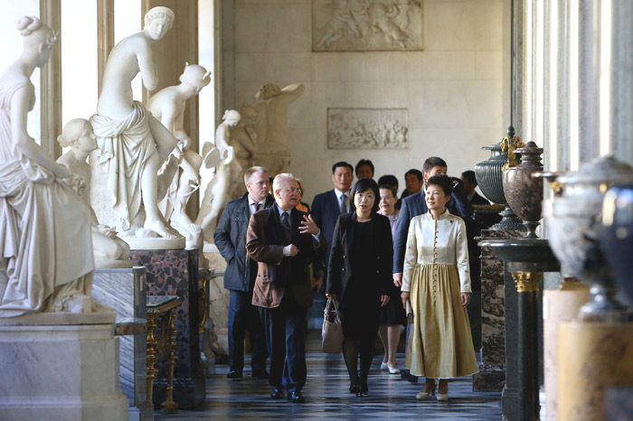 President Park Geun-hye (right) looks at sculpture works displayed in the State Hermitage Museum of Russia with the museum’s director Boris Borisovich Piotrovski on September 7 (photo: Cheong Wa Dae).