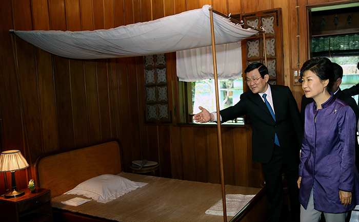 President Park (right) visits the residence of former Vietnamese ...