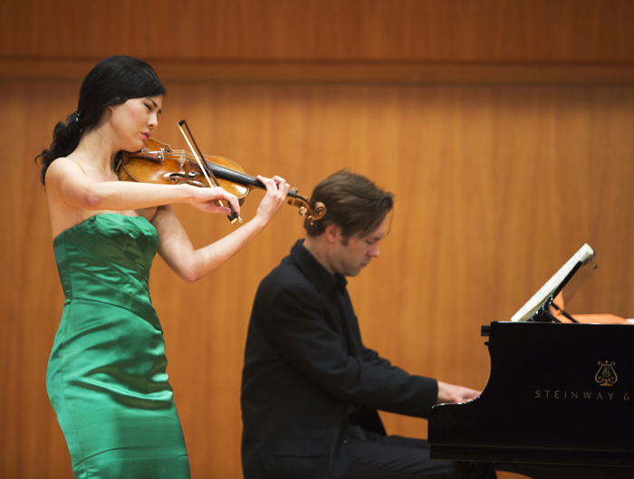 Violinist Park Hye-yoon performs along with German pianist Florian Uhlig at the Kumho Art Hall on January 9. (Photo courtesy of the Kumho Art Hall)