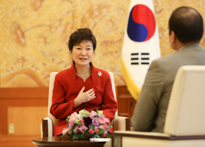 President Park Geun-hye holds an interview with India’s Doordarshan TV at Cheong Wa Dae on January 9. (Photo: Cheong Wa Dae)