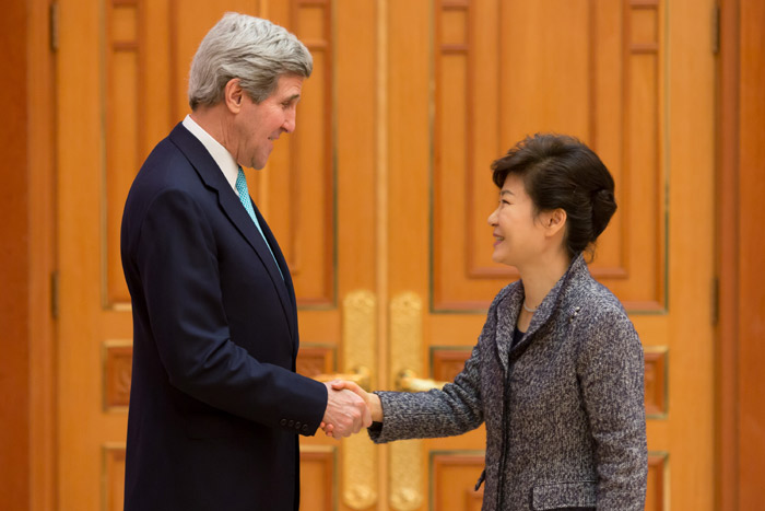 President Park Geun-hye (right) shakes hands with U.S. Secretary of State John Kerry at Cheong Wa Dae on February 13. (photo: Cheong Wa Dae)