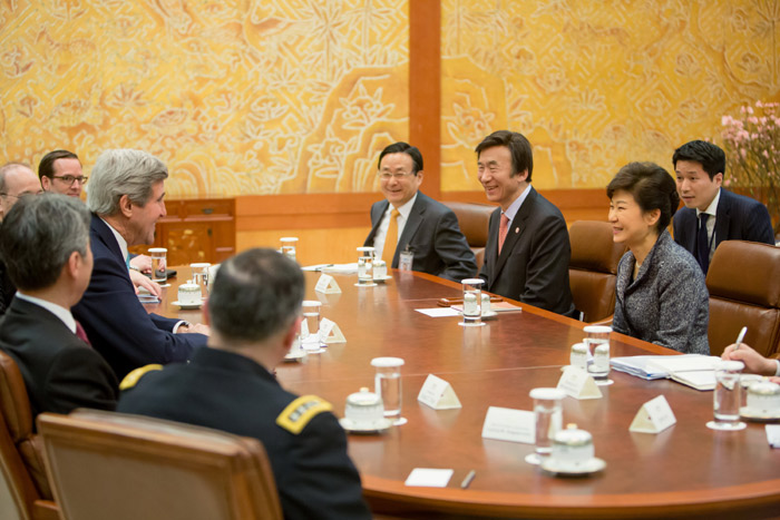 President Park Geun-hye (second from right) holds talks with U.S. Secretary of State John Kerry at Cheong Wa Dae on February 13. (photos: Cheong Wa Dae)