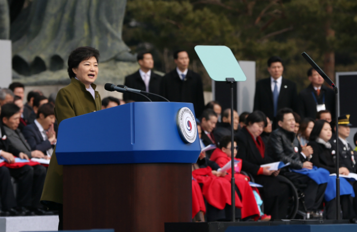 President Park Geun-hye (center) delivers an inaugural address at the presidential inauguration ceremony (National Assembly = Jeon Han).