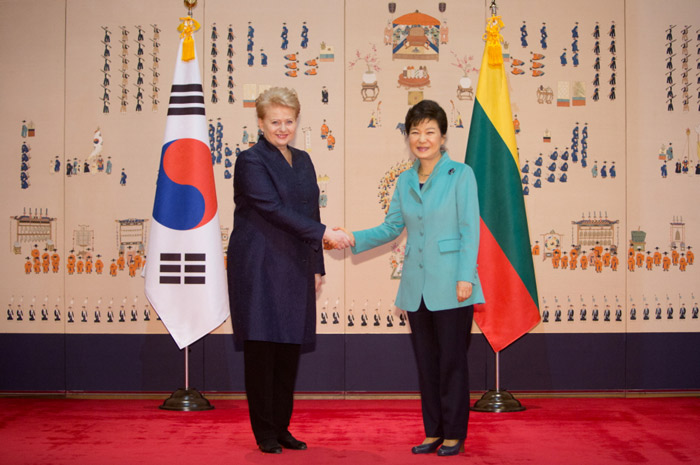 President Park Geun-hye (right) shakes hands with Lithuanian President Dalia Grybauskaitė at Cheong Wa Dae on February 18. (photo: Cheong Wa Dae)
