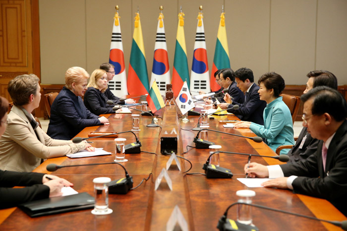 President Park Geun-hye (third from right) holds summit talks with Lithuanian President Dalia Grybauskaitė at Cheong Wa Dae on February 18. (Photo: Cheong Wa Dae)