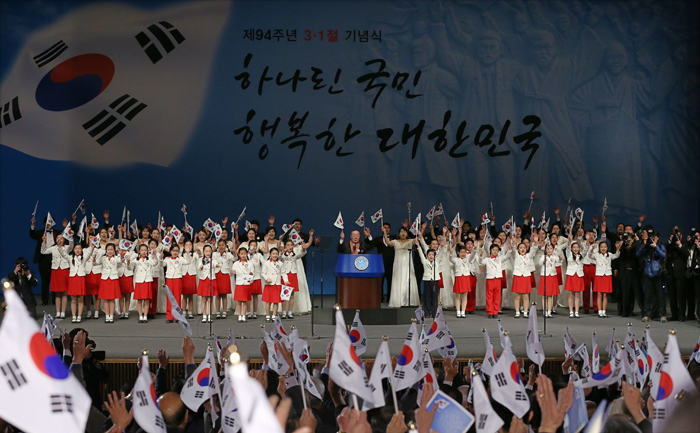 Attendees of the March 1st Independence Movement Day commemorating ceremony shout "daehanminguk manse" (meaning "Long Live Korea") together (photo: Jeon Han).