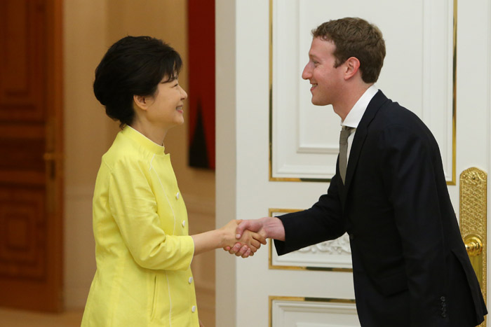 President Park Geun-hye (left) shakes hands with founder and CEO of Facebook Mark Zuckerberg (photo: Cheong Wa Dae).