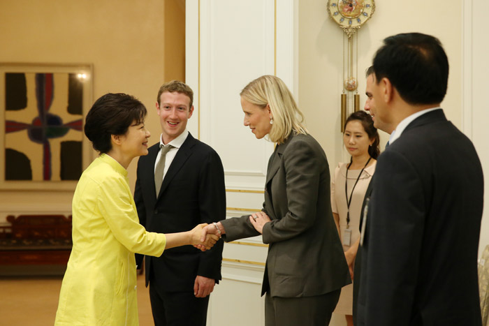 President Park Geun-hye (left) shakes hands with vice president of global public policy of Facebook Marne Levine (photo: Cheong Wa Dae).