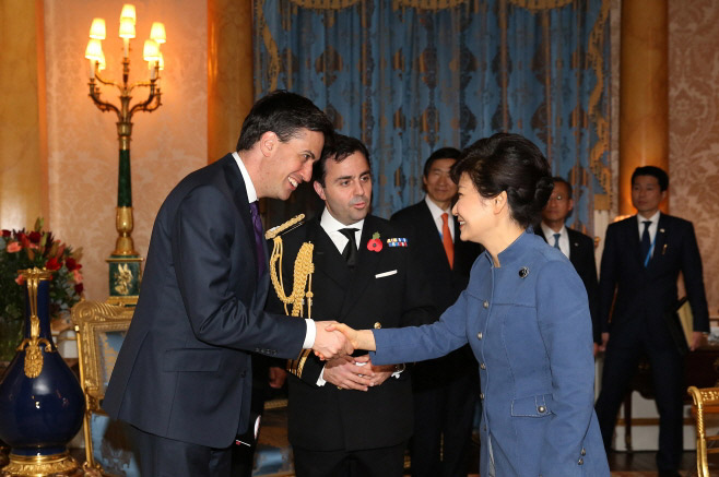 President Park Geun-hye (right) shakes hands with British Labor Party leader Ed Miliband in London on November 5. (Photo: Cheong Wa Dae)